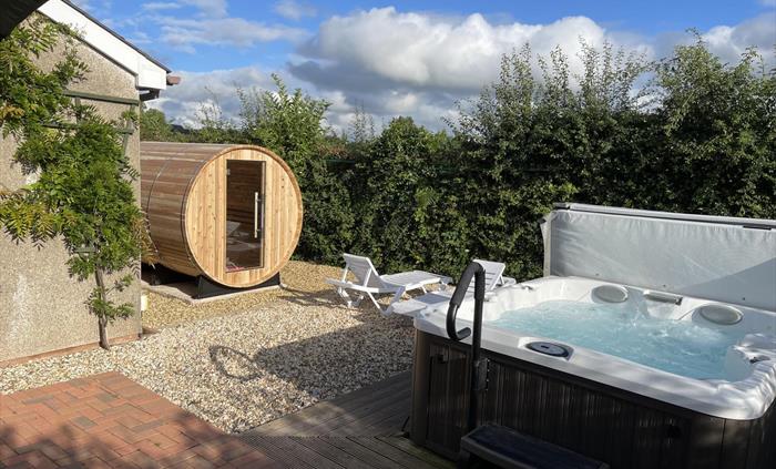 Hawthorn Lodge has it's own private garden area which includes a Jacuzzi Spa, Red Cedar Barrel Sauna, sun beds, garden table and 4 chairs
